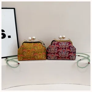 Nieuwe Chinese stijl brokaat kiss-lock schelp schoudertas met parels en kralenriem.