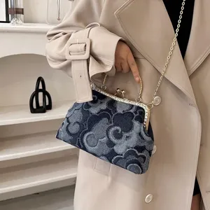 Sac à main vintage en denim avec fermoir baiser, chaîne et strass, élégant sac à l'épaule.
