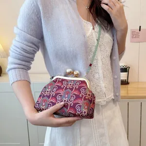 Nieuwe Chinese stijl brokaat schelp tas, etnische parel kraal crossbody schoudertas.