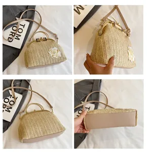 Sac à main en paille avec fermoir, décor de fleurs, poignée supérieure et bandoulière.