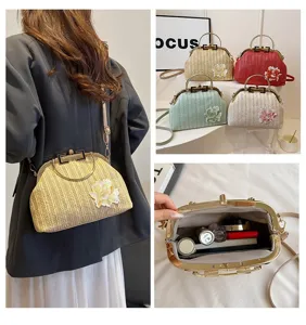 Sac à main baiser en paille d'été avec broderie florale et grande capacité fourre-tout.