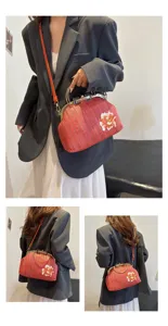 Femme été paille sac baiser élégant broderie florale pochette sac bandoulière vue de détail.