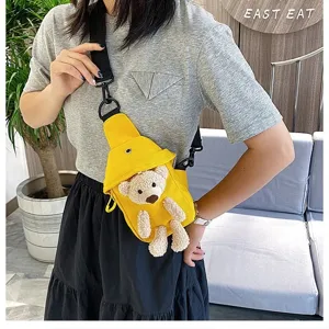 Detalle bolso de pecho de lona con osito de peluche, bolso bandolera amarillo, tela suave.