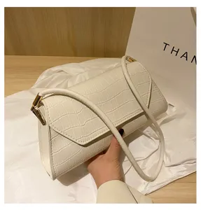Weiße Krokodilmuster Umhängetasche stilvolle Damen Baguette Handtasche mit Lederriemen.