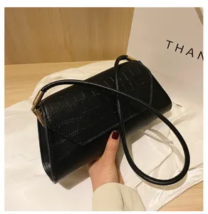 Schwarze Kroko-Muster Achseltasche für Damen, stilvolle Baguette Umhängetasche.