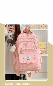 Vista dettagliata dello zaino rosa a pois con fiocco, dal design grazioso e stile casual quotidiano.