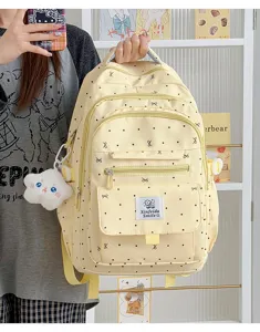 Vista dettagliata dello zaino da donna carino con pois e fiocco, design fresco ed elegante.