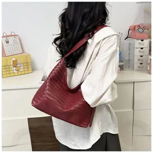 Woven leather shoulder bag for women, stylish underarm hobo, large capacity commuting bag