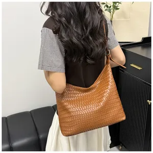 Casual large capacity woven shoulder bag for women, stylish commuting hobo tote handbag.