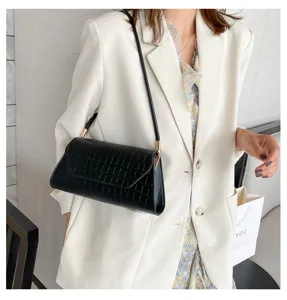 Schwarze Kroko Muster Schultertasche Detail, stilvolle Handtasche für Damen, Look.