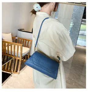 Detailansicht der stilvollen blauen Krokodilmuster Leder Achsel Umhängetasche für Damen.