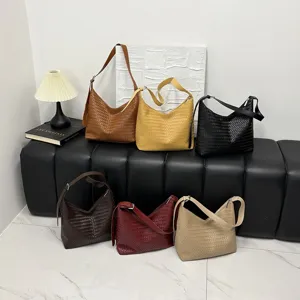 Casual large capacity woven shoulder bag women new fashion commuting tote handbag stylish