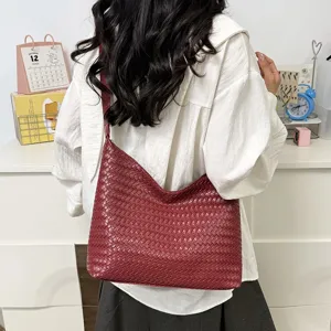 Casual large capacity woven shoulder bag for women stylish commuting underarm hobo tote bag