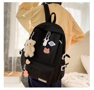 Mochila escolar informal estilo Harajuku detalle con bonitos colgantes de peluche.