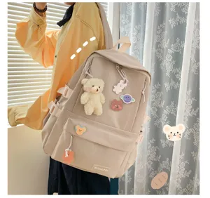 Mochila de lona informal de gran capacidad con lindo colgante de oso y múltiples bolsillos.