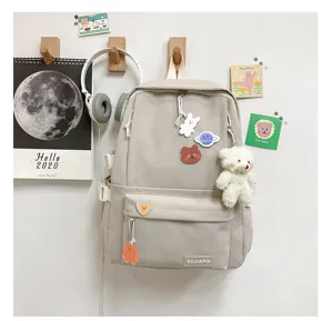 Mochila escolar estilo Harajuku gris claro de gran capacidad con bolsillos y bonitos colgantes.