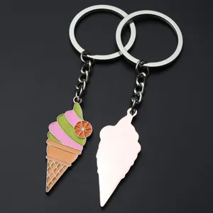 Primo piano dettagliato del portachiavi a gelato con smalto colorato e retro metallico.