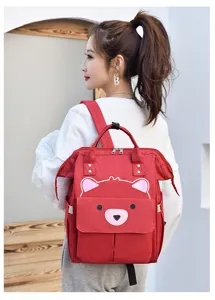 Roter Wickelrucksack Detailansicht mit süßem Bärendesign und großem Stauraum für unterwegs.