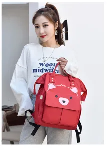 Großer Windelrucksack für Mütter, stilvoller roter Reise-Babytasche mit süßem Bären-Design.