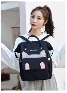 Detailansicht des schwarzen Wickelrucksacks mit Katzenohren und großem Stauraum für Mütter.