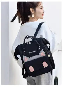 Große schwarze Wickelrucksack mit süßen Katzenohren, ideal für stilvolle Mütter unterwegs.