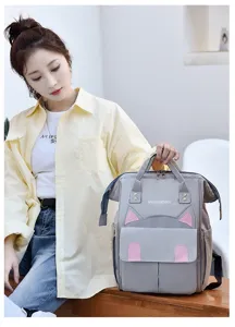 Grauer Wickelrucksack Detailansicht mit rosa Katzenohren und Pfoten Akzenten, großes Volumen.