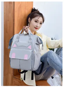 Details zum grauen Wickelrucksack mit Katzenohren, grosses Fassungsvermögen für den Alltag.