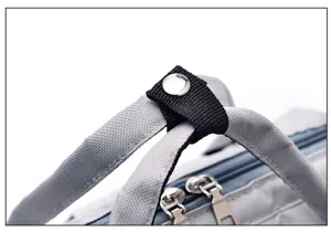 Nahaufnahme des Rucksack-Tragegriffs mit Druckknopf und stabiler Gurtbandkonstruktion.