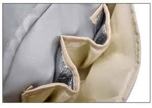 Nahaufnahme des Wickeltaschen-Innenraums mit Fächern und thermischer Isolierfolie.