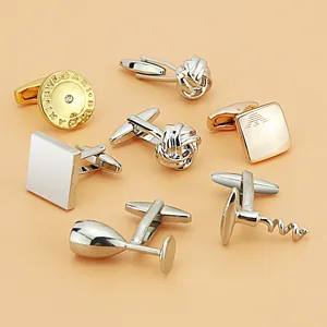 Set di gemelli da uomo in metallo con vari design per camicie formali e abiti eleganti.