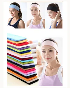 Gros plan détaillé du pile de bandeau de sport éponge coloré et modèle le portant.