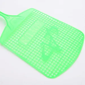 Vista ravvicinata dettagliata della superficie in plastica verde e del manico della racchetta.