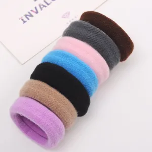 Gedetailleerd overzicht van zachte elastische haarbanden in diverse kleuren voor dagelijks gebruik.