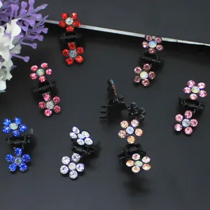 Détail en gros plan de petites pinces à cheveux fleurs en strass accessoires mignons.