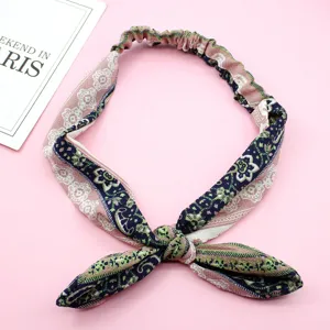 Diadema de gasa con lazo floral accesorio para el pelo elástico dulce vista de detalle.