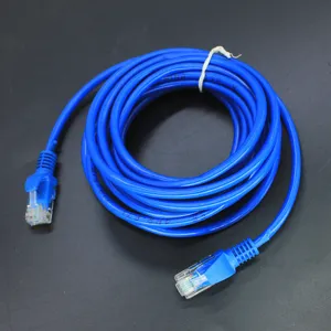 Câble Ethernet haut débit avec connecteurs RJ45, idéal pour connexion réseau routeur.
