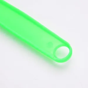 Dettaglio del manico lungo in plastica verde per acchiappamosche con foro per appendere.