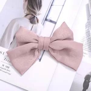 Gran pinza de pelo con lazo rosa accesorio elegante vista detallada estilo suave y chic.