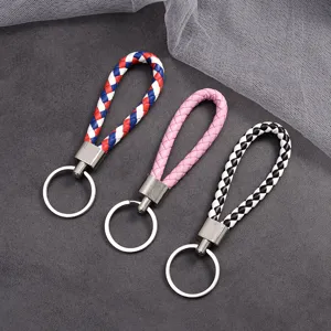Detailansicht von geflochtenen Leder-Schlüsselanhängern mit Metallringen in bunten Farben.