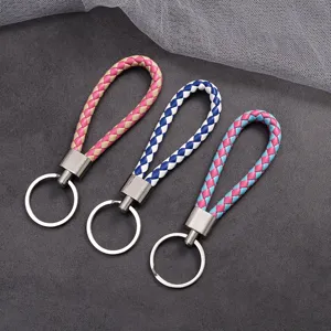 Detailaufnahme der bunten geflochtenen Leder Schlüsselanhänger mit stabilem Metallring.