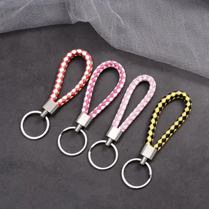 Detailansicht bunter geflochtener Leder-Schlüsselanhänger mit Metallringen, handgemachtes Design.