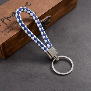 Blau-weiße geflochtene Leder-Schlüsselanhänger mit silbernem Metallring, Detailansicht.