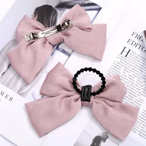 Juego de pinza para el cabello y coletero con lazo de saten rosa, accesorios hechos a mano elegantes.