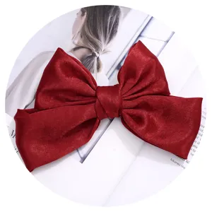 Gran pinza de pelo con lazo de terciopelo rojo oscuro, elegante accesorio retro para mujeres.