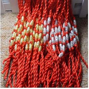 Bracelet chinois traditionnel en fil rouge avec perles dorées et argentées, bijou de couple.