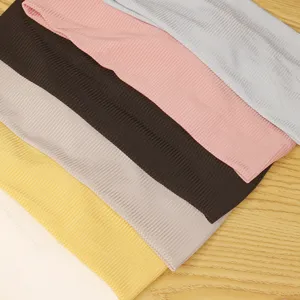 Détail de bandeau de sport en tricot côtelé avec texture douce et options unies multiples.