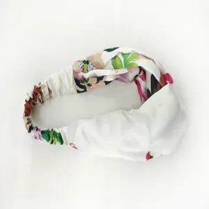 Satijnen haarband met bloemenprint, elastische haarring voor dames in het voorjaar.