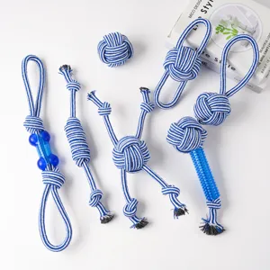 Detailansicht von blau-weißen geflochtenen Baumwollseil-Hundespielzeugen für das Zahnen.