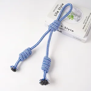 Nahaufnahme des blau-weiß gestreiften Baumwoll-Kau-Seilspielzeugs für Hunde mit Knoten.