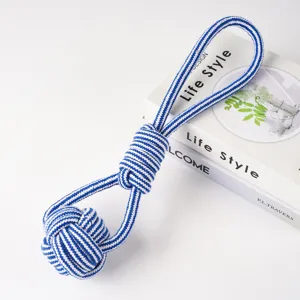 Detailaufnahme des blau-weißen Baumwollseil-Hundespielzeugs, langlebiges Kauspielzeug.